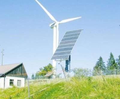 vetrogenerator s solnechnymi batareyami