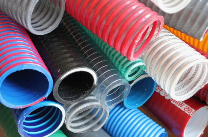 Преимущества ПВХ шлангов перед резиновыми аналогами в промышленности